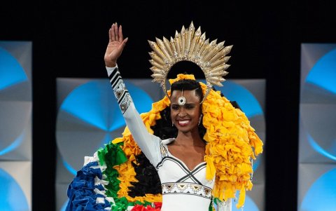 En el desfile del traje típico lució su vestido con las cartas que solicitó en Internet.