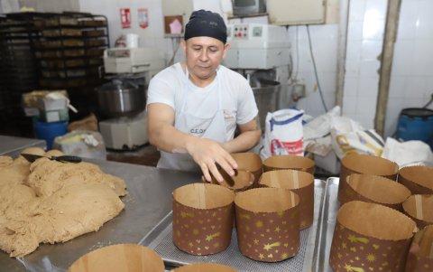 La Panadería Nacional tiene 55 años en el mercado. Aquí hay panes de pascua al alcance de todo bolsillo y de dos variedades.