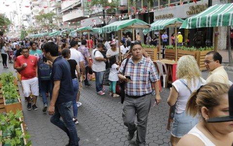 Feria. En la avenida se instalaron stands para productos de emprendedores, que estuvieron a gusto con la actividad realizada.