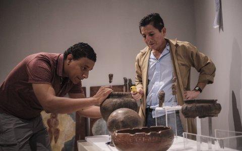 Las figuras son colocadas cuidadosamente en exhibidores por los técnicos.