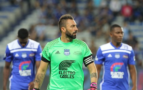 El portero azul es capitán y líder en el campo.