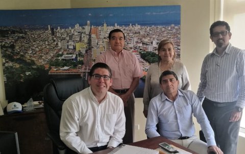 Algunos de los miembros de la Federación durante la reunión con el concejal.