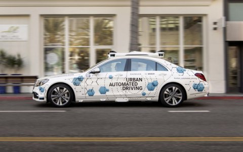 Una de las unidades de taxi autónomo que ya ofrecen servicio en San José, California.