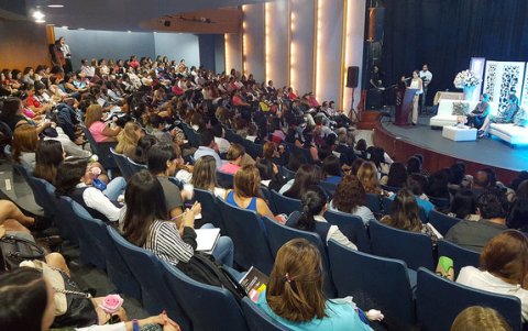 Cristina en una de sus charlas.