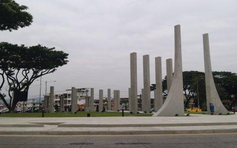 En el redondel ahora se observan decenas de pilares que simbolizan las facetas de Roldós.