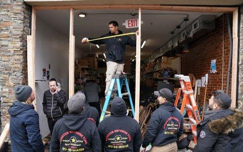 Investigación en el sitio del tiroteo.