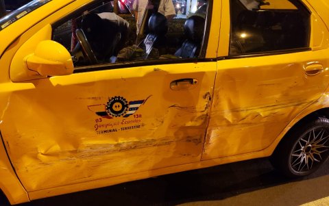Las puertas del lado izquierdo del taxi resultaron averiadas por el arrastre.