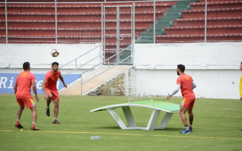 Duffard (c) jugó para Delfín en 2017, logrando disputar 41 encuentros en esa temporada con el club cetáceo.