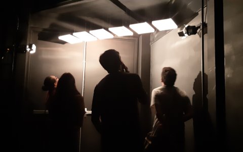 Las seis series están distribuidas en la sala del teatro.