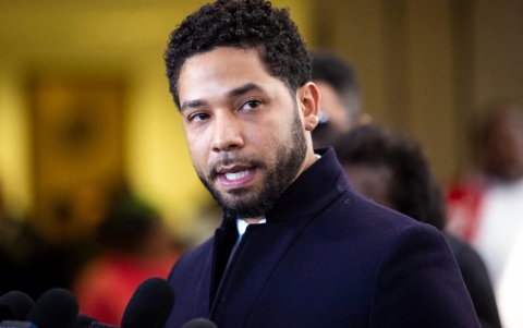 Fue acusado por conducta desordenada, por supuestamente pagarle a dos hermanos nigerianos-estadounidenses para que lo asalten con un falso delito de odio y presentar un informe policial falso.