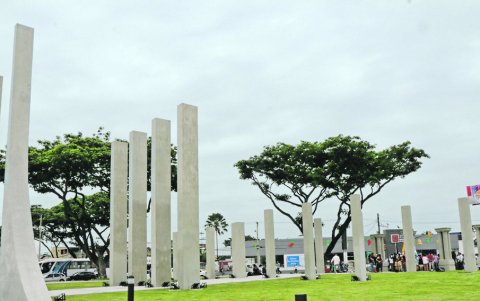 Los pilares. Fueron construidos en hormigón. Todos tienen formas y tamaños diferentes y están rodeados de reflectores y césped.
