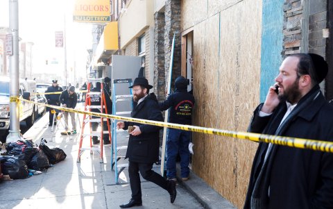 Autoridades aseguran el área del tiroteo.