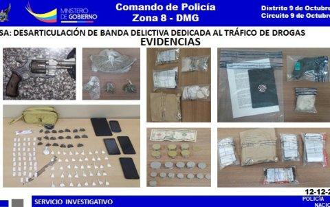 Entre las evidencias figuran una pistola, droga y dinero en efectivo.