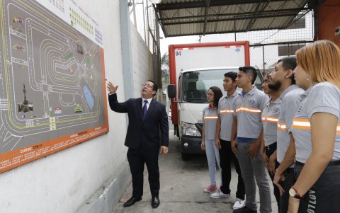 Legislación del Transporte es una de las materias que dictan los institutos. Nelson Luna, docente del ITB, explicó a los alumnos la manera adecuada de conducir.