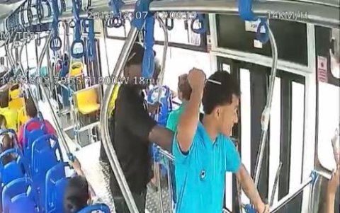 Grabación. Dos antisociales se subieron a un micro de la línea 61 el sábado. Las imágenes quedaron registradas en el sistema de cámaras de la unidad.