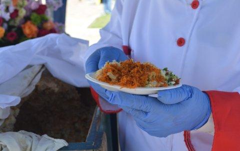 Cocción. Una de las expositoras gastronómicas muestra la preparación del mote en la cocina de leña