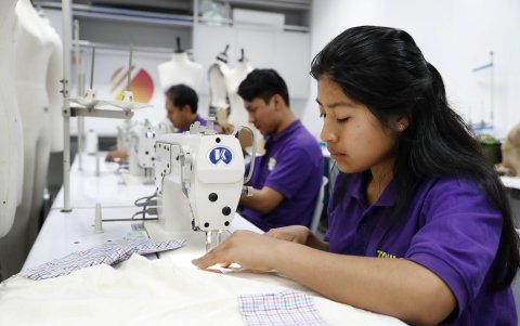 Estudiantes de diseño del Instituto peruano, mientras confeccionan las prendas
