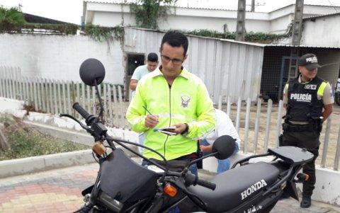 Entre las evidencias consta una motocicleta de la Policía Nacional, presuntamente utilizada por los asaltantes.