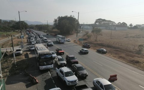 El cierre temporal de la vía causó congestionamiento vehicular.