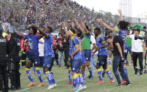 Así festejaron los jugadores cetáceos luego de imponerse en penales ante Liga de Quito en la final 2019.