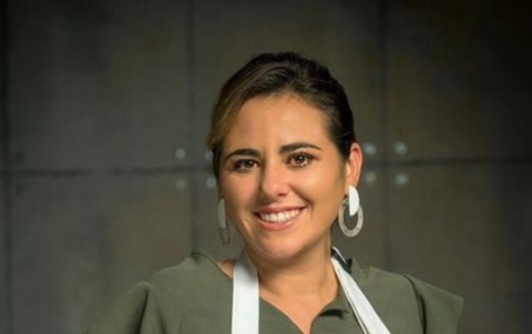 Loren es diseñadora de interiores y le gusta pintar y tocar la guitarra.