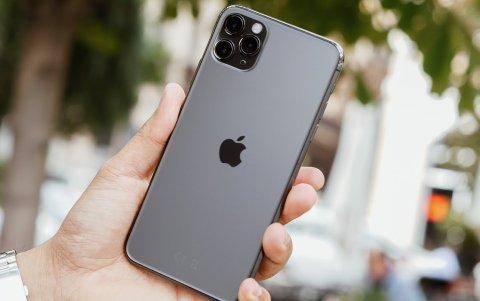 El iPhone 11 Pro es un celular con un tamaño compacto, un diseño mate encantador y un buen rendimiento.