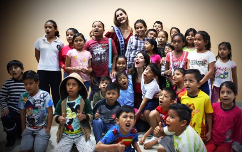 Sofía junto los estudiantes del Centro de Arte Integral Reina de Guayaquil.