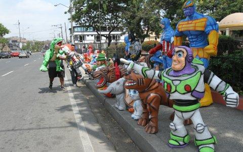 En la calle Velasco Ibarra de la ciudadela Bellavista se venden monigotes.
