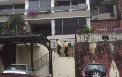 Vigilancia. En los exteriores de la casa de Ricardo Rivera, agentes vigilaban.