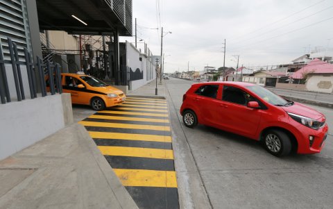 Alternativa. El Riocentro Norte habilitó una puerta posterior para la salida de los vehículos. Sin embargo, los conductores tienen dificultades en las vías que conectan con la Francisco de Orellana