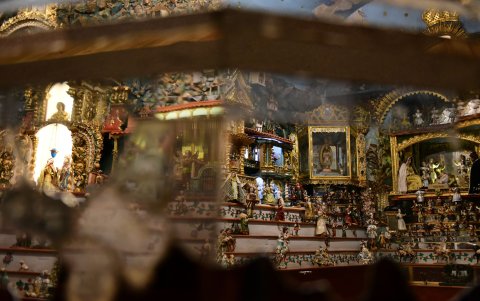 Son mas de 500 piezas distribuidas de diferentes formas en el espacio.