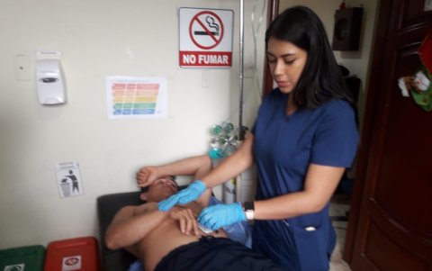 Las personas rescatadas fueron atendidas por personal médico en Puerto Bolívar.