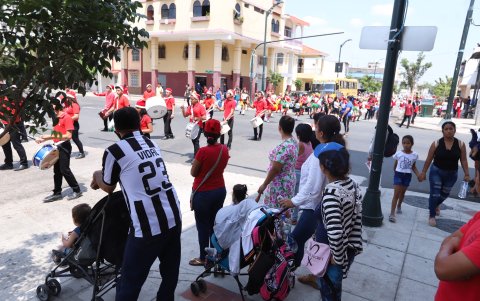 Los moradores observan el desfile en su recorrido.