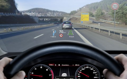 Los sistemas HUD proyectan información en el parabrisas del carro.