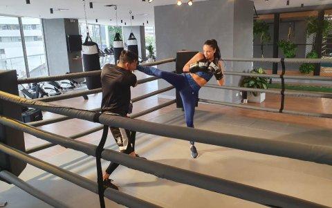 Practicando kick boxing, su deporte favorito. Pronto ascedederá a naranja.