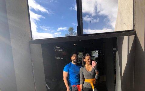 Con Luis Mayorga, su esposo, con quien practica todos los días kick boxing y además es su publicista.