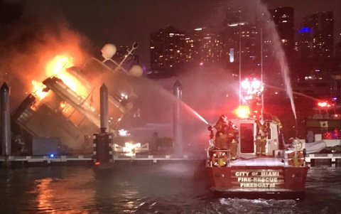 Los bomberos de Miami controlaron el fuego.
