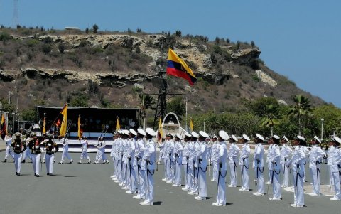 En la ceremonia también se graduaron 52 oficiales.
