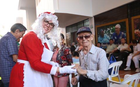 Durante el acto, el residente Néstor Rodríguez no dudó en salir a bailar con María Fernanda Navarro, asistente de gerontología del Hogar y, por el evento, también Mamá Noel.