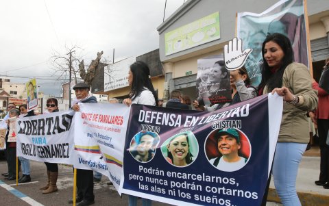 Plantón. Simpatizantes de la prefecta la apoyaron el jueves desde los exteriores de la Secretaría de Derechos Humanos.