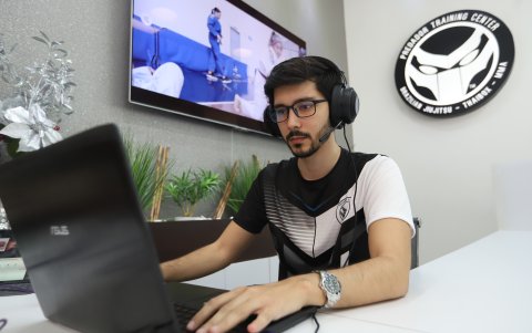 Joaquín Rivadeneira comenta que la preparación para una competencia podría llevarle a estar frente al computador hasta 10 horas diarias.