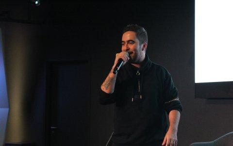 Durante su presentación en un 'showcase' en Madrid, las adolescentes le declararon su amor.