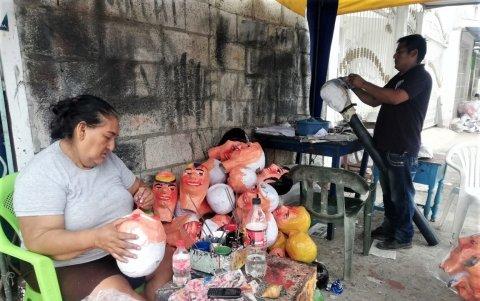 En la localidad, en cada casa, las familias ponen a secar constantemente las máscaras en sus veredas.