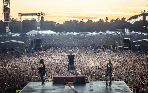 Guns N' Roses, durante un concierto en el festival Firenze Rock, Italia.