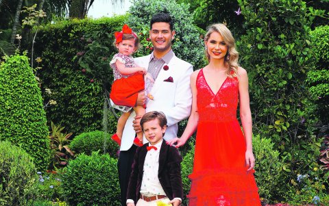 El estampado bicolor de la camisa combina con la leva blanca. En el vestido predominan los vuelos y el encaje con transparencias.