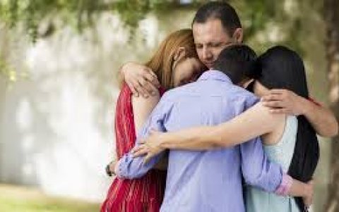 Otros síntomas son: sentimiento de fracaso, tristeza, pensamientos autodestructivos o negativos