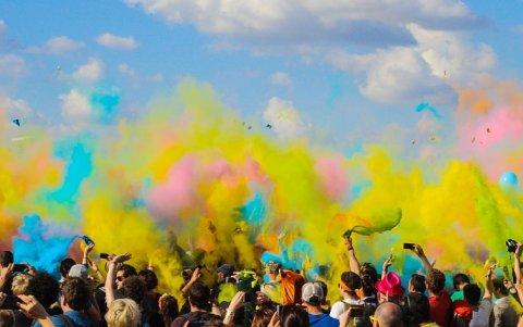 Varias son las opciones que usted tiene para regalar, estas pueden ser desde un partido de bolos, entrada al cine, una cena, entre otras.