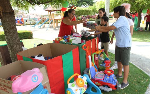 Los niños de Puerto Azul donan juguetes para niños pobres.