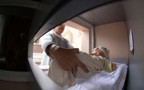 La cuna tiene 70 centímetros de largo y 50 de ancho.