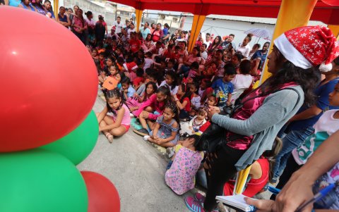 Los niños recibieron caramelos, comida y jueguetes.